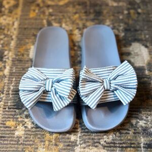 H&M Ticking Stripe Girls Slides (Size 4/5Y)